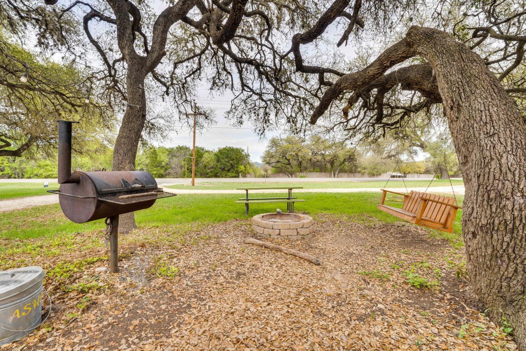 Cabana Luna Cabin With Deck, Swing And Fire Pit! Villa Rio Frio Exterior photo