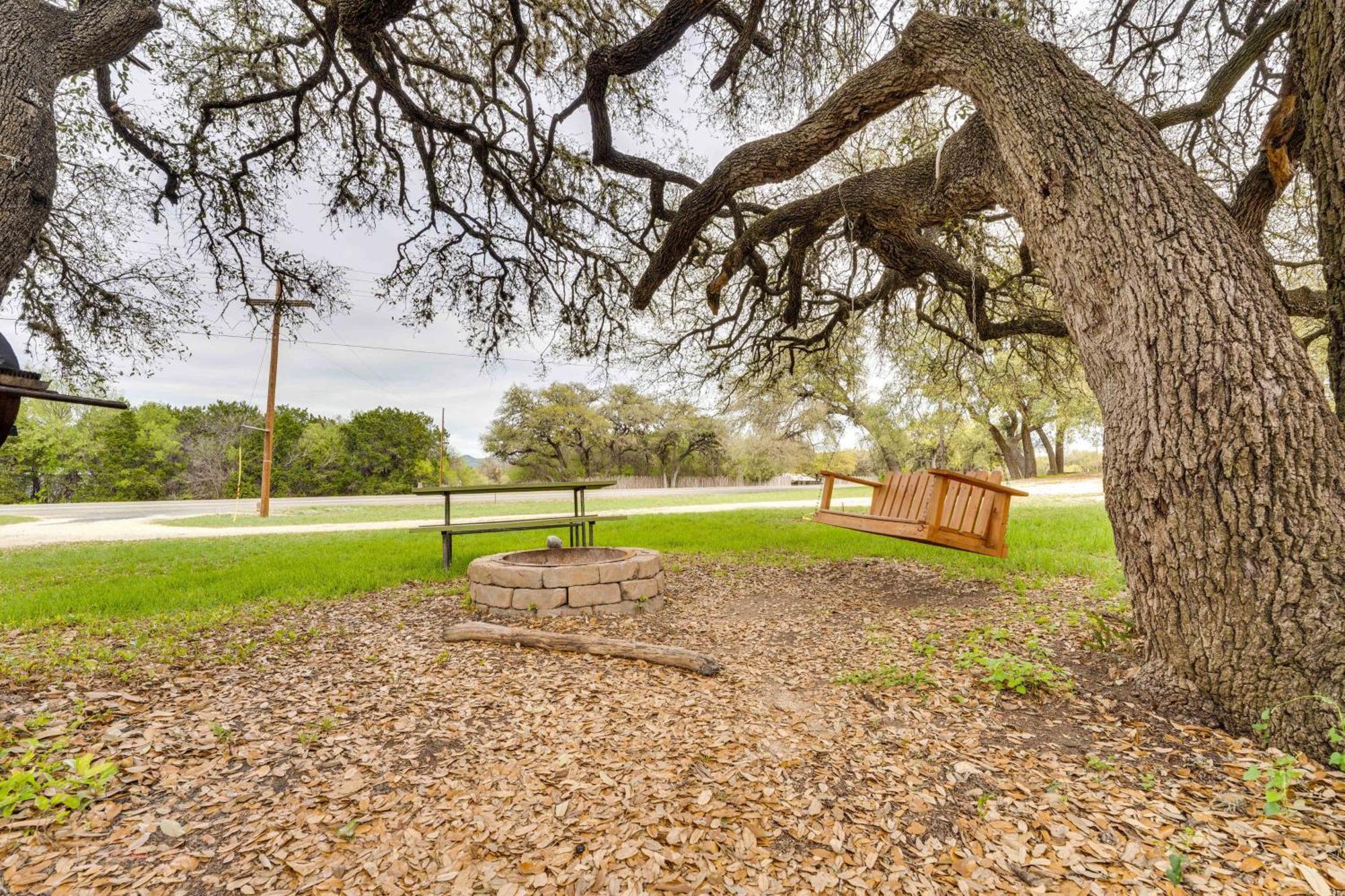 Cabana Luna Cabin With Deck, Swing And Fire Pit! Villa Rio Frio Exterior photo